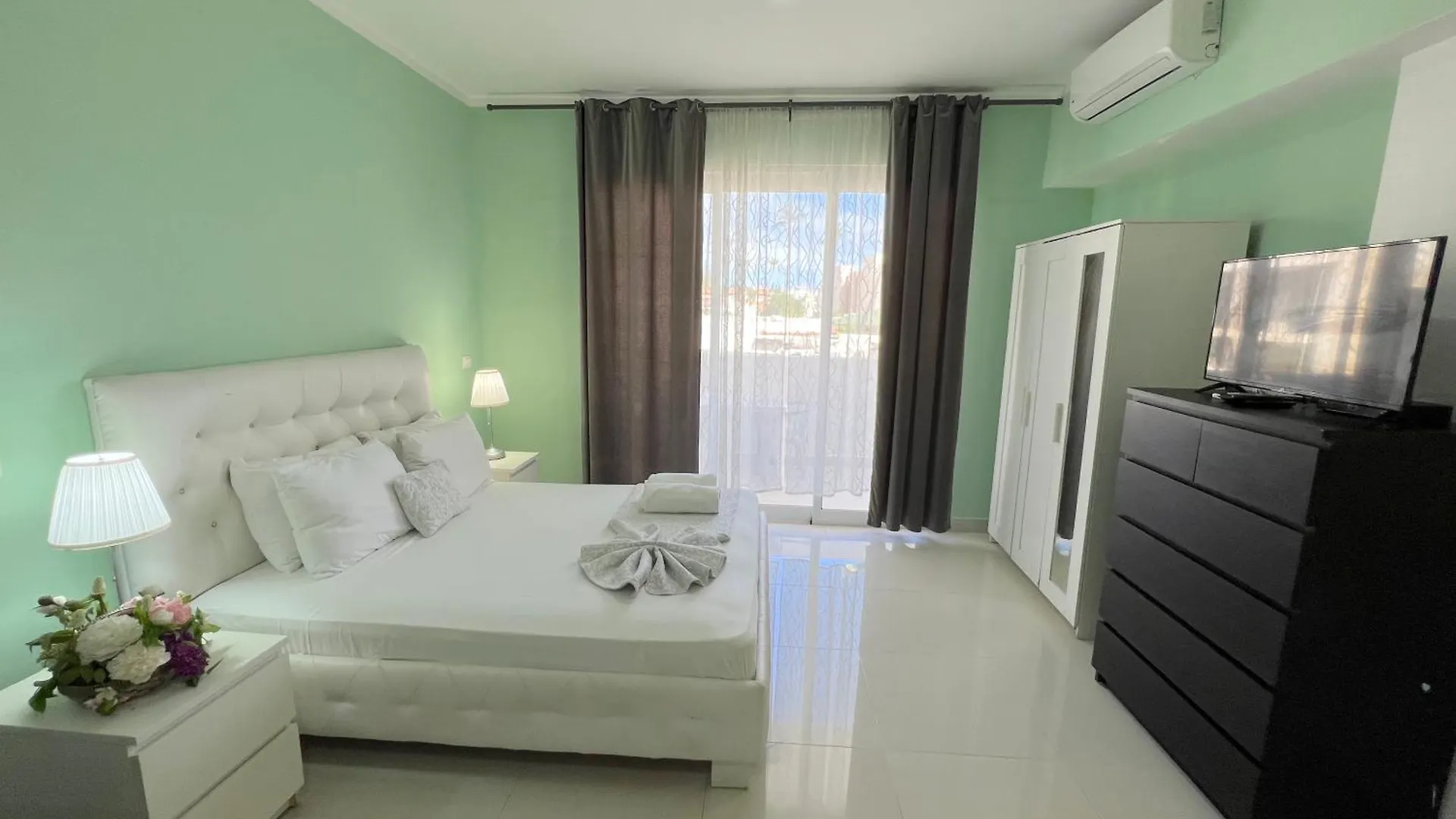 Vacation Studios With Rooftop Pool, Beach Club, Restaurants - Playa Los Corales Punta Cana 5*,