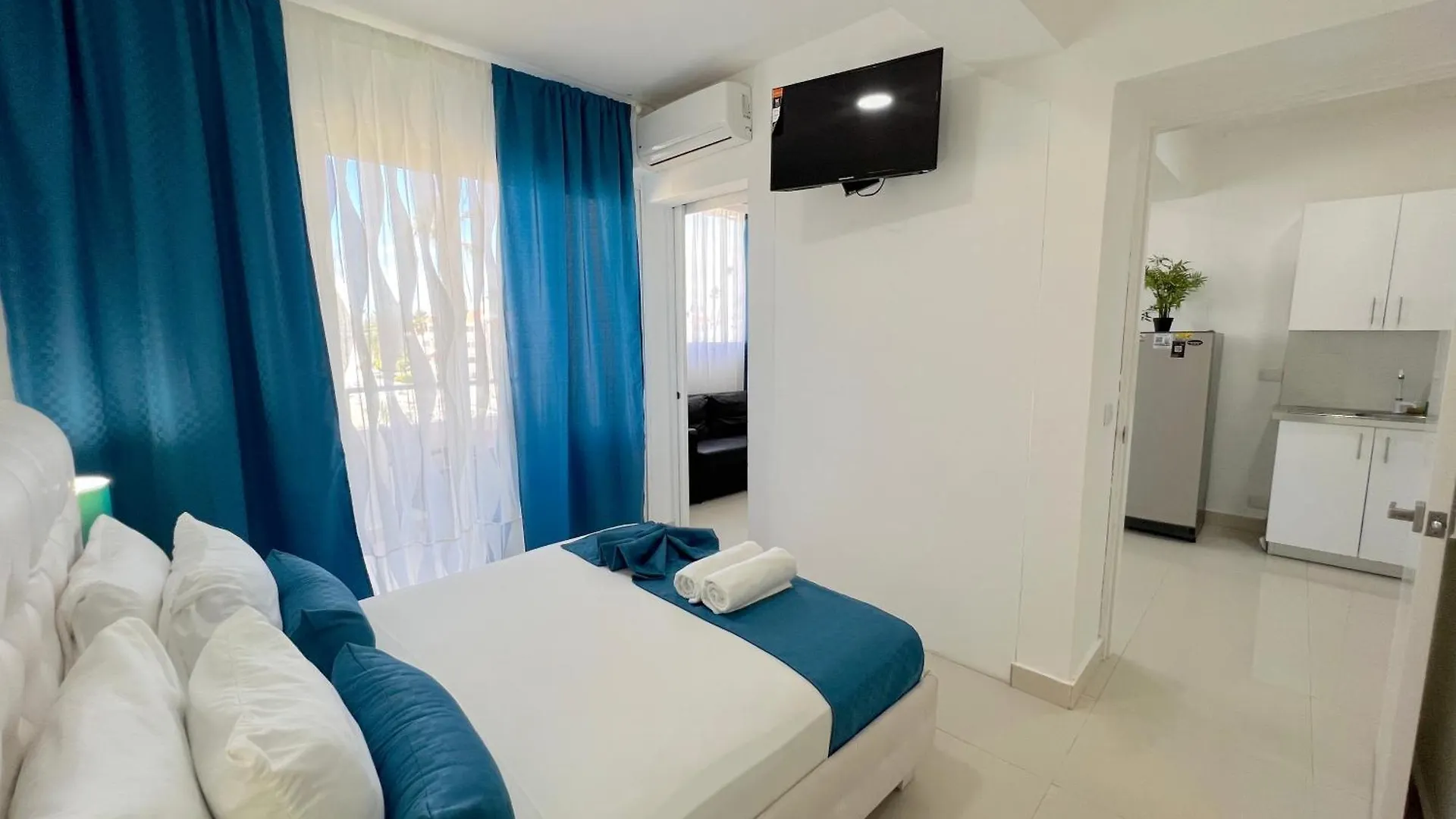 Hotel Vacation Studios With Rooftop Pool, Beach Club, Restaurants - Playa Los Corales Punta Cana