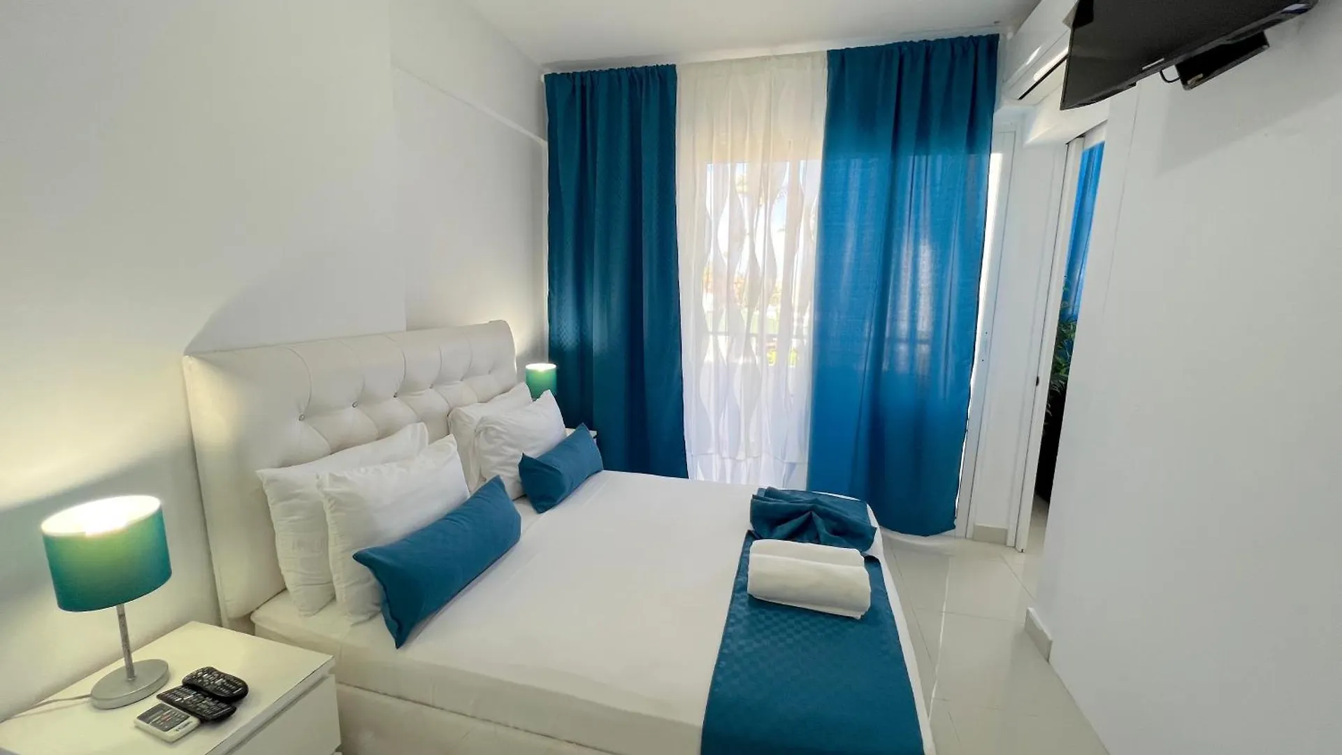Vacation Studios With Rooftop Pool, Beach Club, Restaurants - Playa Los Corales Punta Cana Hotel