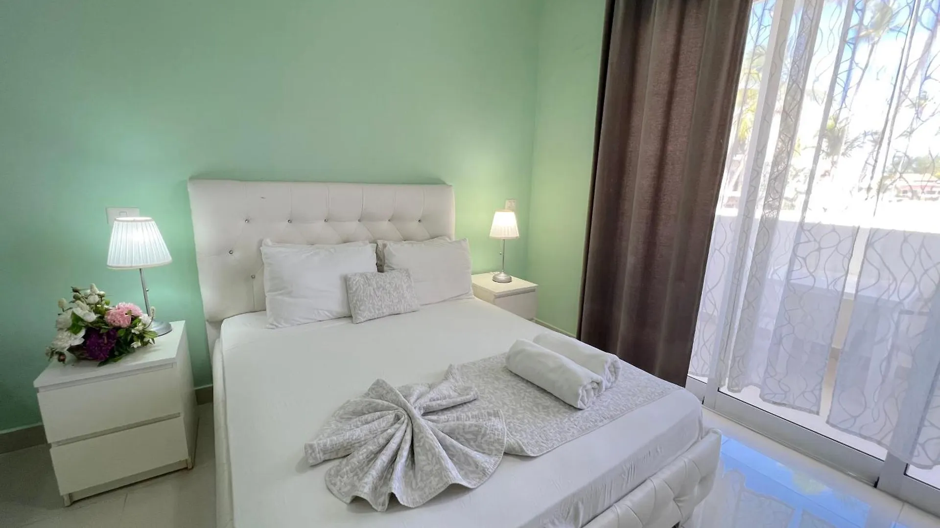 Vacation Studios With Rooftop Pool, Beach Club, Restaurants - Playa Los Corales Punta Cana 5*,  República Dominicana