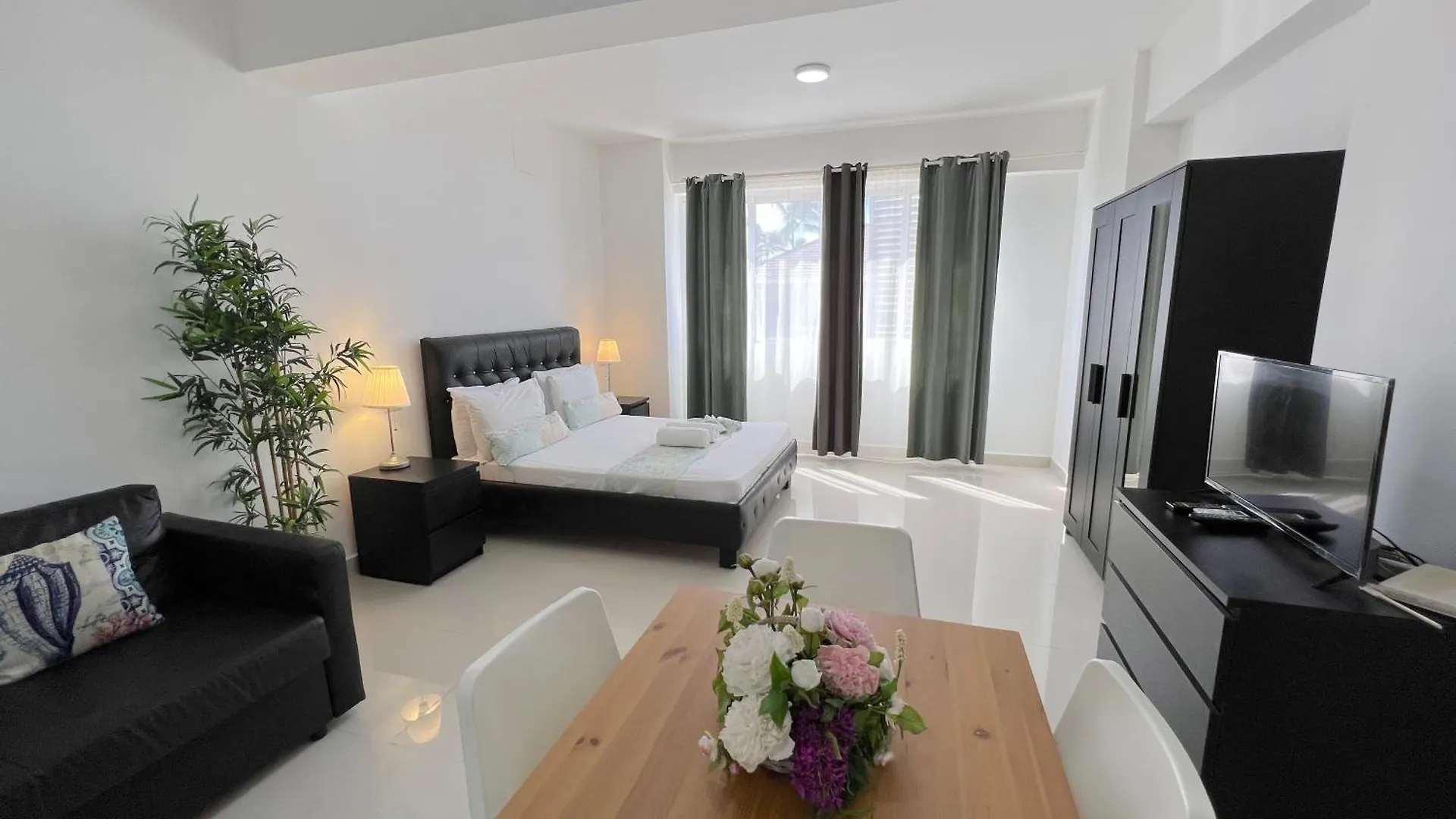 Vacation Studios With Rooftop Pool, Beach Club, Restaurants - Playa Los Corales Punta Cana